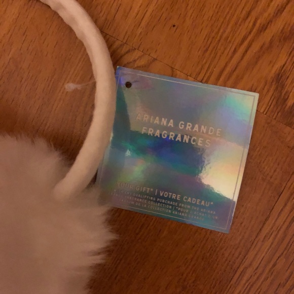 Ariana Grande Earmuffs - Picture 3 of 4